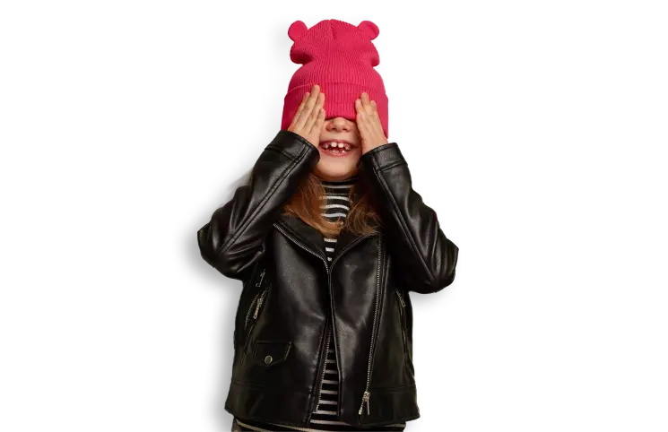 Ein Kind hält sich die Augen zu.